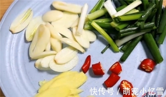 炒茄子|炒茄子时,先放油就大错特错了,多加一步,茄子不吸油还软嫩,