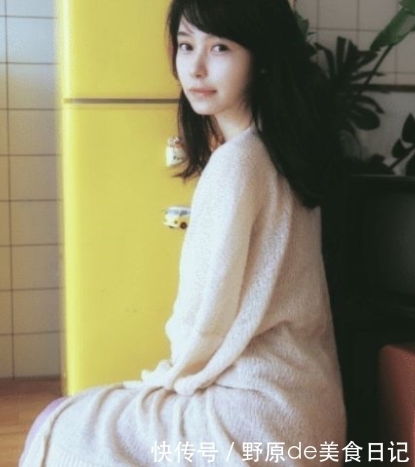 高跟鞋|美目盼兮的美女,一件粉色背心配白色短裤,时尚性感迷人