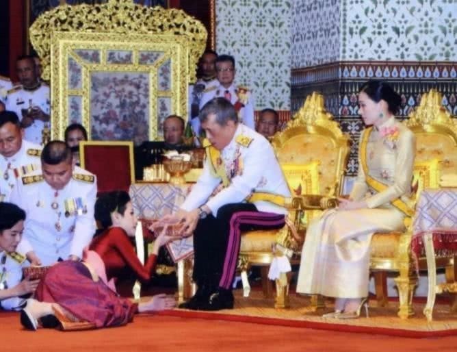 34岁诗妮娜太天真!把女儿当免死金牌,敢和王后作对难怪被废