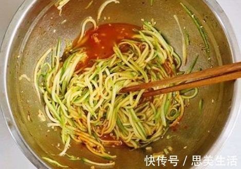 天热西葫芦|天热西葫芦别再炒着吃,教你一个新吃法,爽脆开胃又下饭,吃不腻