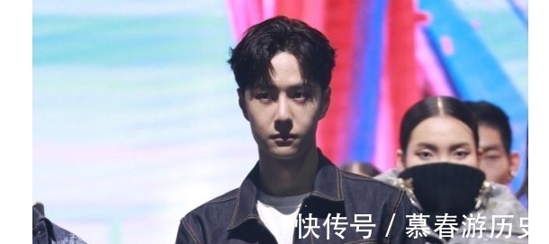 王一博参加活动看秀,身边竟然坐着布布,“神仙友情”让人羡慕