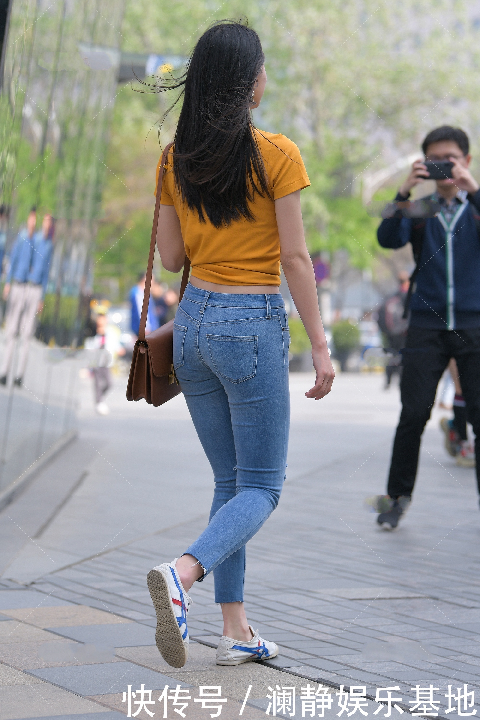 橘黄色修身短T搭配浅色牛仔裤,青春活泼,满满的校园风