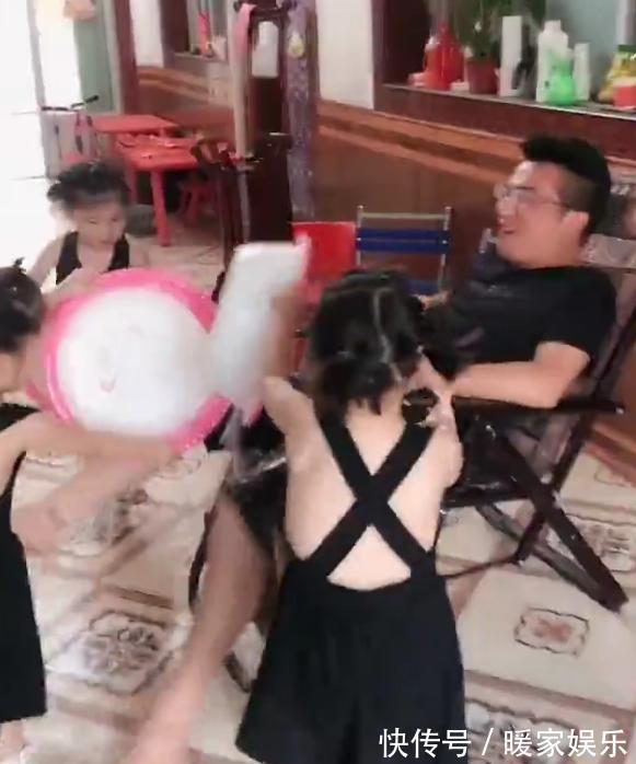 爸爸|4个女儿给爸爸洗脚，爸爸本以为达到人生巅峰，下一秒便跌入谷底