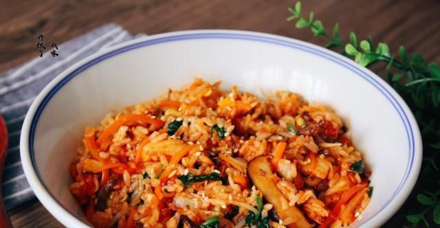 这饭拌一拌就上桌，比焖饭好吃，比煲仔饭简单，热量低，懒人必学