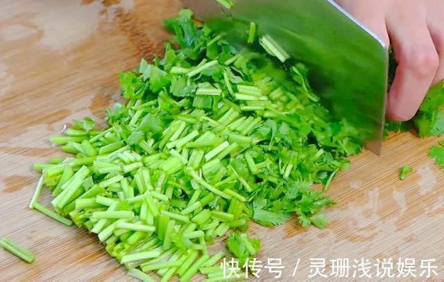 面粉|炸丸子时,切记直接加面粉!大厨教你这样做,丸子香酥又好吃