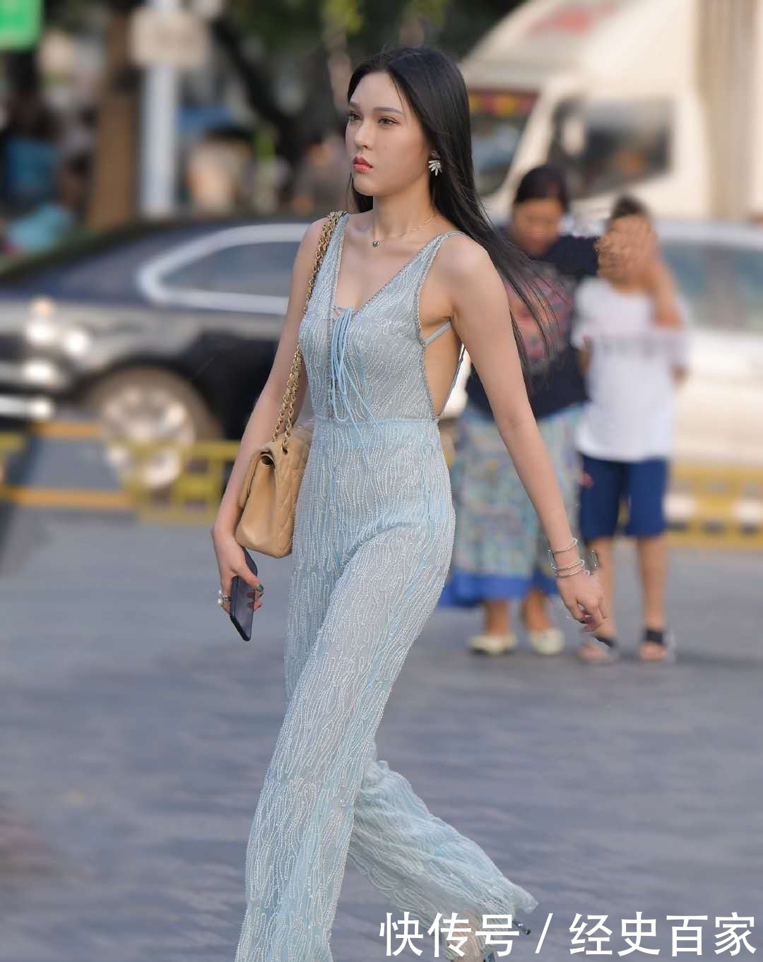 街拍:高贵冷艳的小姐姐,身穿蓝色薄纱连体裤,展现女性的轻盈感