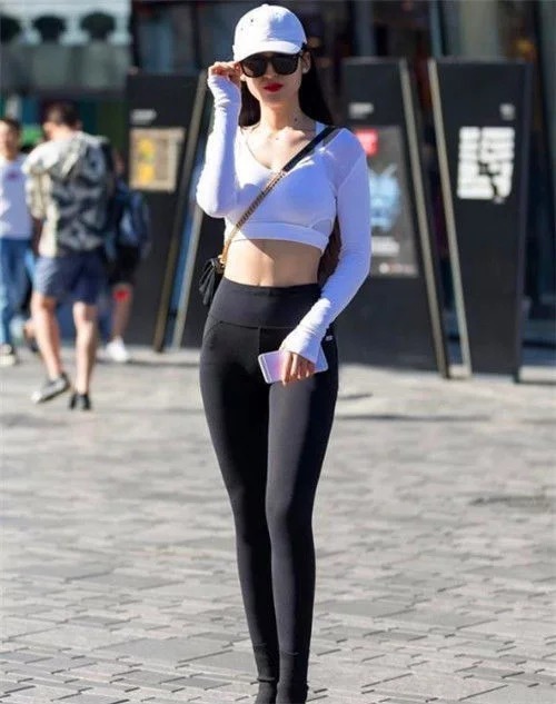 街拍:长相甜美的美女,穿黑色超短牛仔裤,打造出不一样的时尚美