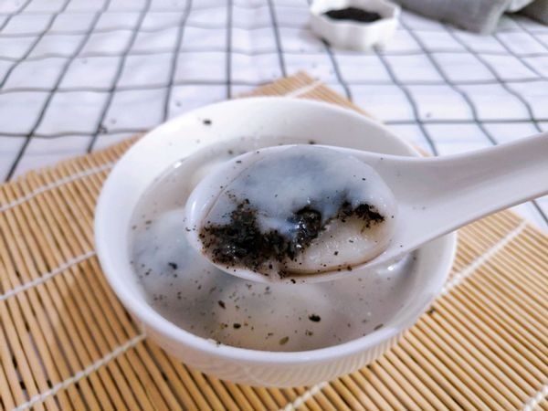  黑芝麻与糯米粉的巧妙混合，令人垂涎欲滴，一吃就上瘾