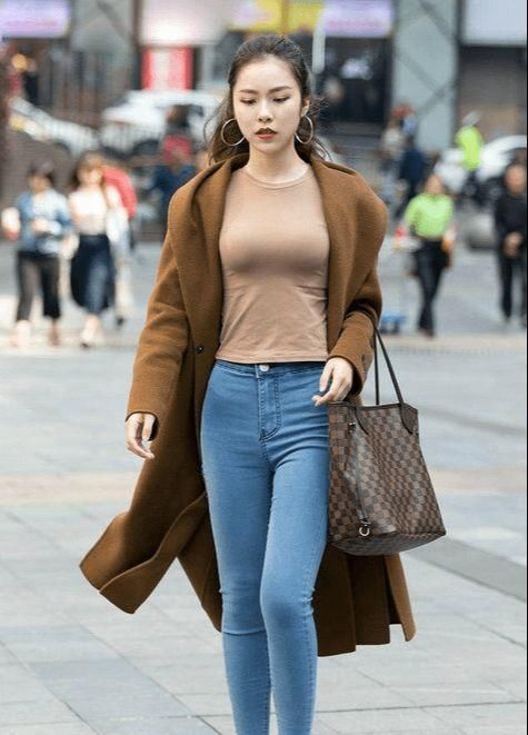 紧身牛仔裤|性感美女气质极佳，紧身牛仔裤，勾勒出完美身材！