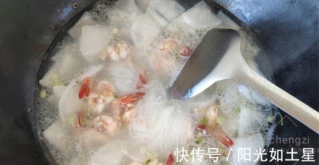 天冷了，有钱没钱这汤要常喝，润肺降秋燥，热乎乎一大锅，真鲜啊！