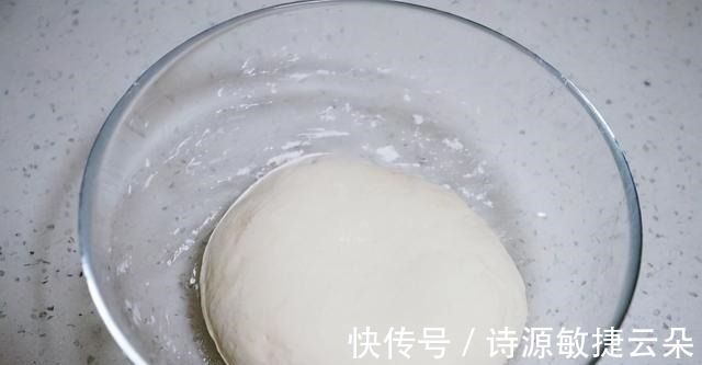 豆角炖肉再焖点小卷子,卷子浸满汤汁,豆角炖得也香,超级惬意!
