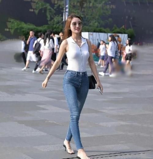 苗条 美女搭配紧身牛仔裤,身材有致青春靓丽,气质清新减龄效果好!