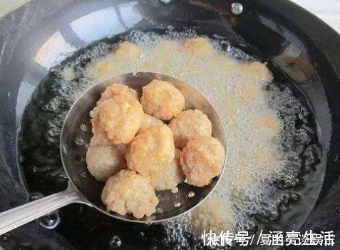炸肉丸子,到底加面粉还是淀粉多数人都做错,难怪肉丸子不筋道