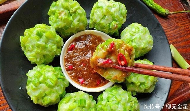 小饼|夏季多给孩子做这个吃,食材拌匀团成饼,上锅蒸一蒸,好吃营养高!