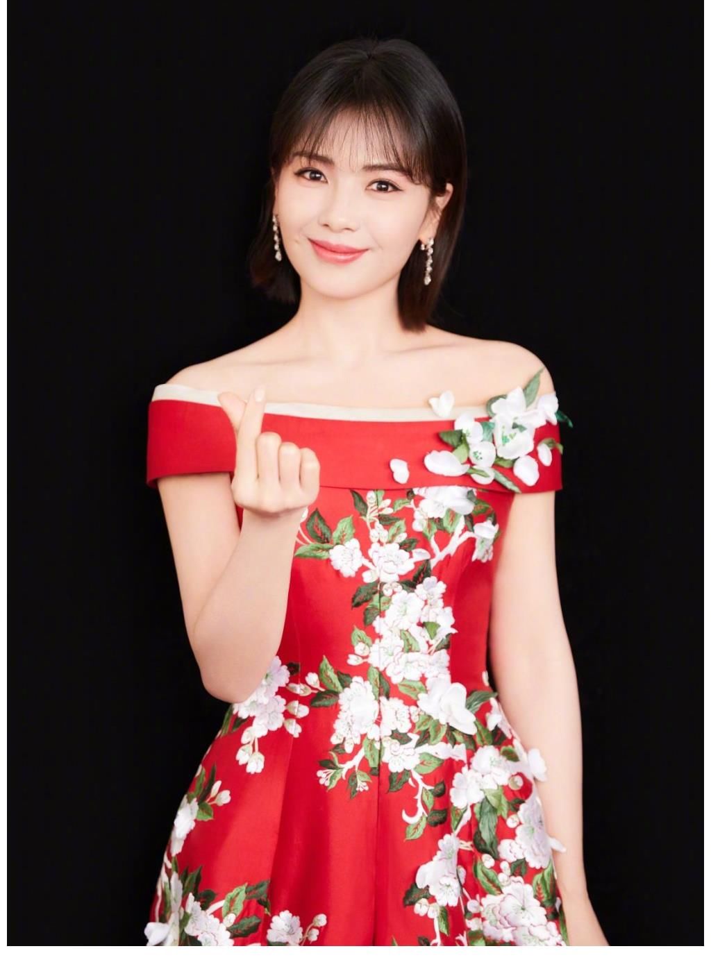 快本|演员跨界当主持张艺兴不是第一人,一本正经的兴式主持你喜欢吗?