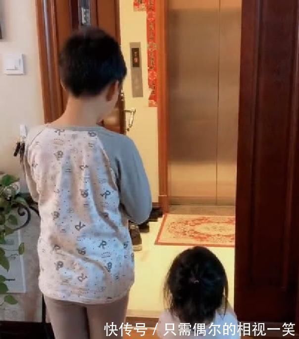 妹妹|哥哥带妹妹迎接老爸,电梯开门孩子的动作让爸爸笑成花,好幸福啊