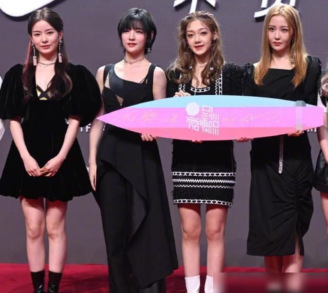 the9 硬糖少女C位刚官宣与何炅合作,THE9就有好消息,却与刘雨昕无关