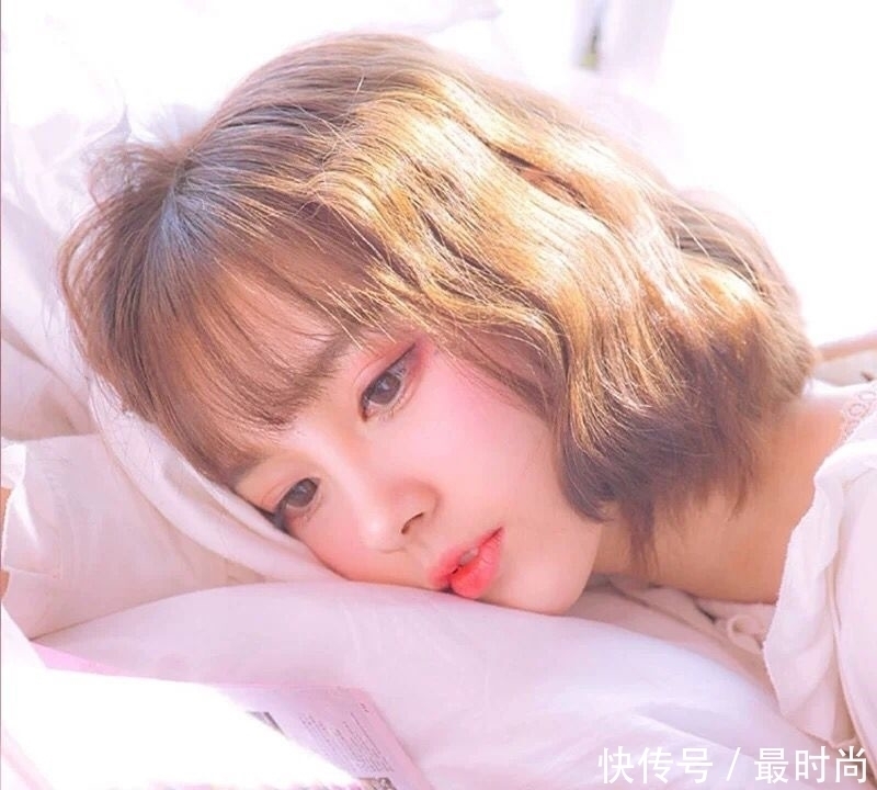 女孩子|网上很火的“不过肩”烫发,减龄又洋气,换了发型比整容更有魅力