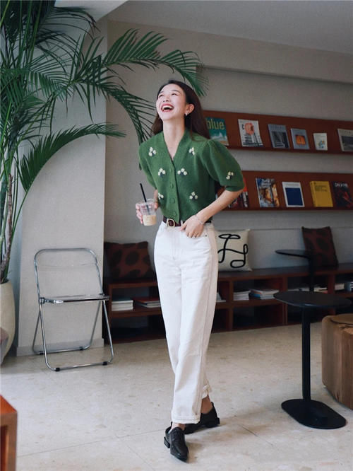 2021早春建议大家多穿“奶奶衫”，时髦优雅又气质，怎么搭都好看