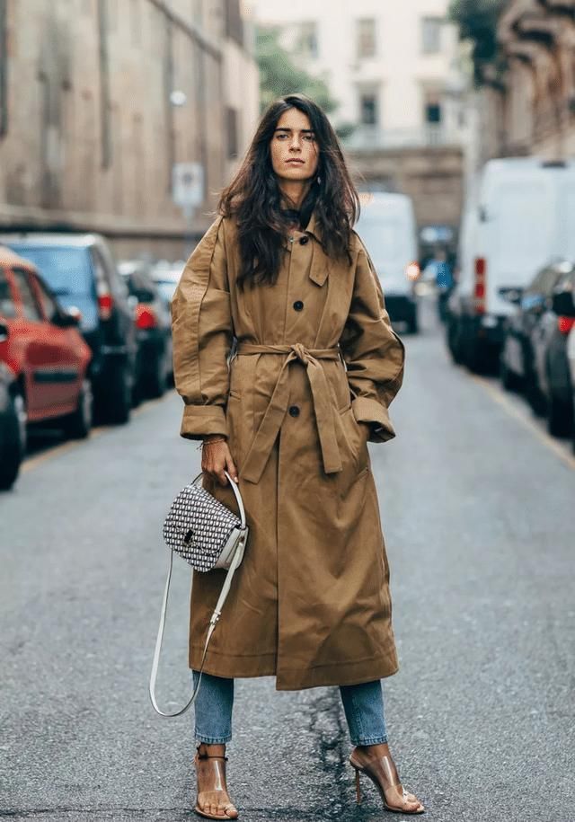 ?女人买大衣,就选这2个颜色,显白显年轻,明年穿都不过时