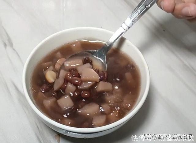 女人再忙也要好好爱自己，一周喝两回这汤，脸色红润又漂亮