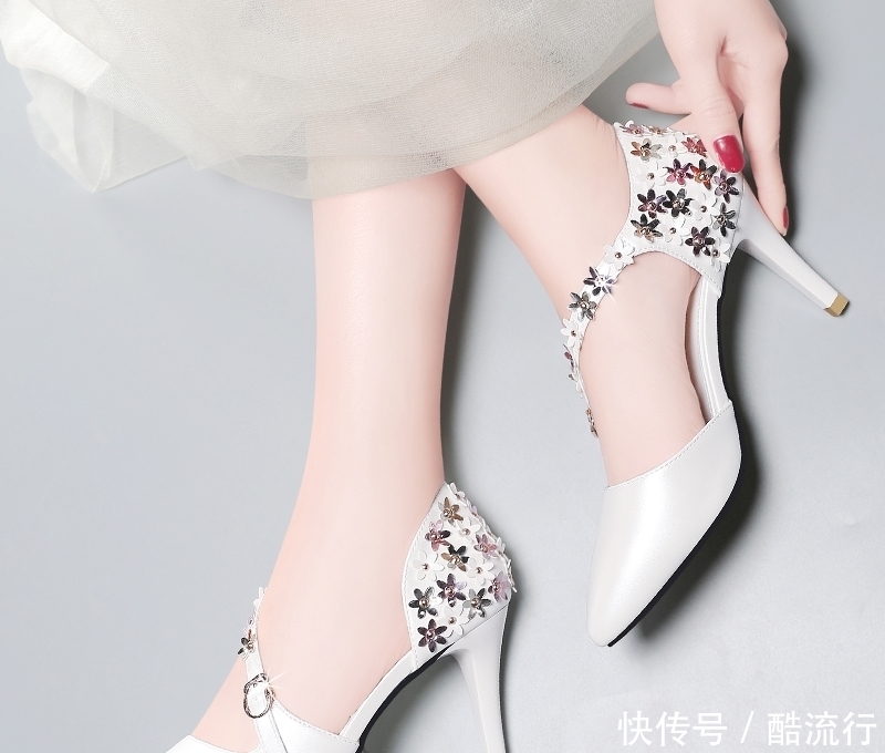 有一种女鞋,叫“猫跟鞋”,洋气显高不累脚,气质高雅特迷人