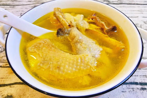 鸡汤怎样炖才鲜香好喝？牢记4个窍门，鸡肉滑嫩不柴，汤鲜滋美