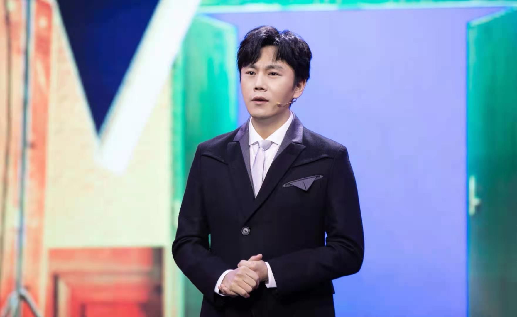 别被流量明星吓退,湖南卫视开年演讲获人民日报点赞