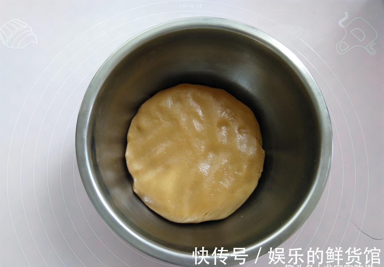 烤箱|自制五仁馅月饼,放白糖还是红糖,区别很大,别放错了