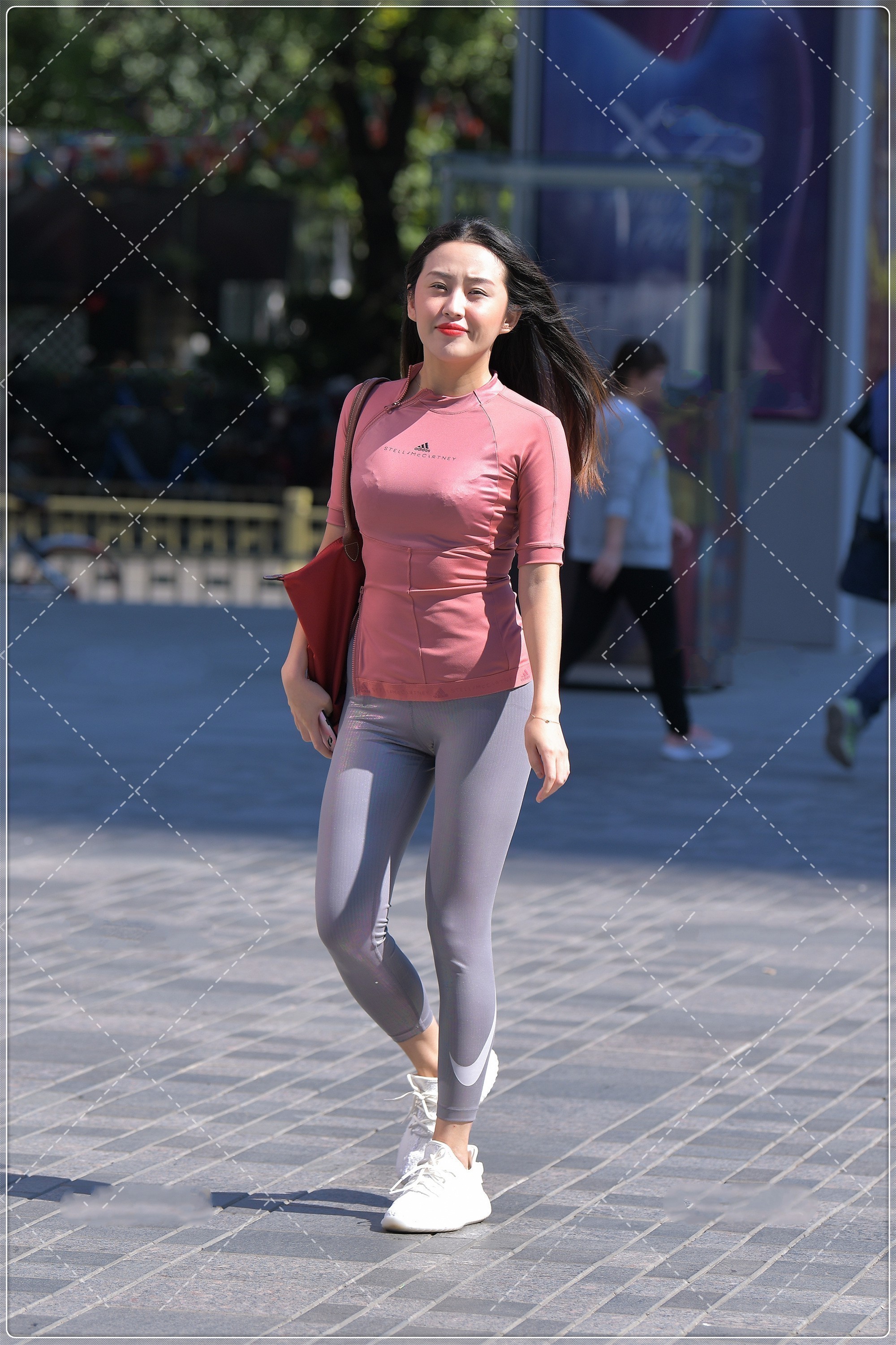 休闲|粉色上衣搭配灰色长裤,休闲舒适,青春活力十足