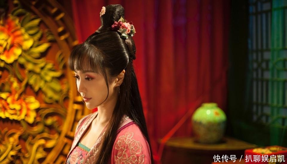 “青青河畔草”,后半句并不是“悠悠天不老”,原句的意境更美