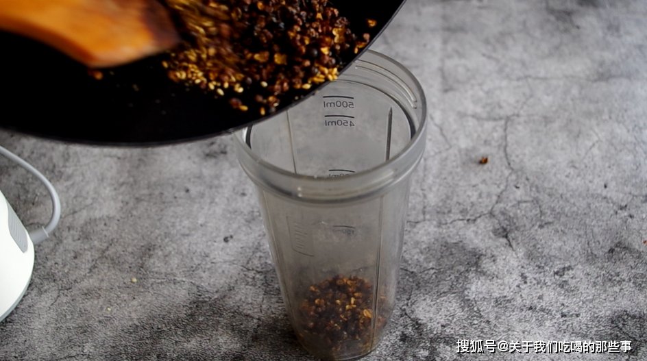 自制椒盐,只加花椒食盐还不够香,教你个配方,炒菜当蘸料都好吃