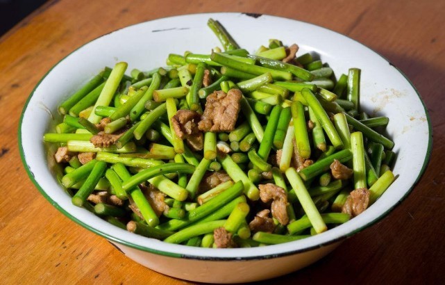 蒜薹炒肉之前,大厨都会多加一个步骤,蒜薹清脆爽口更入味
