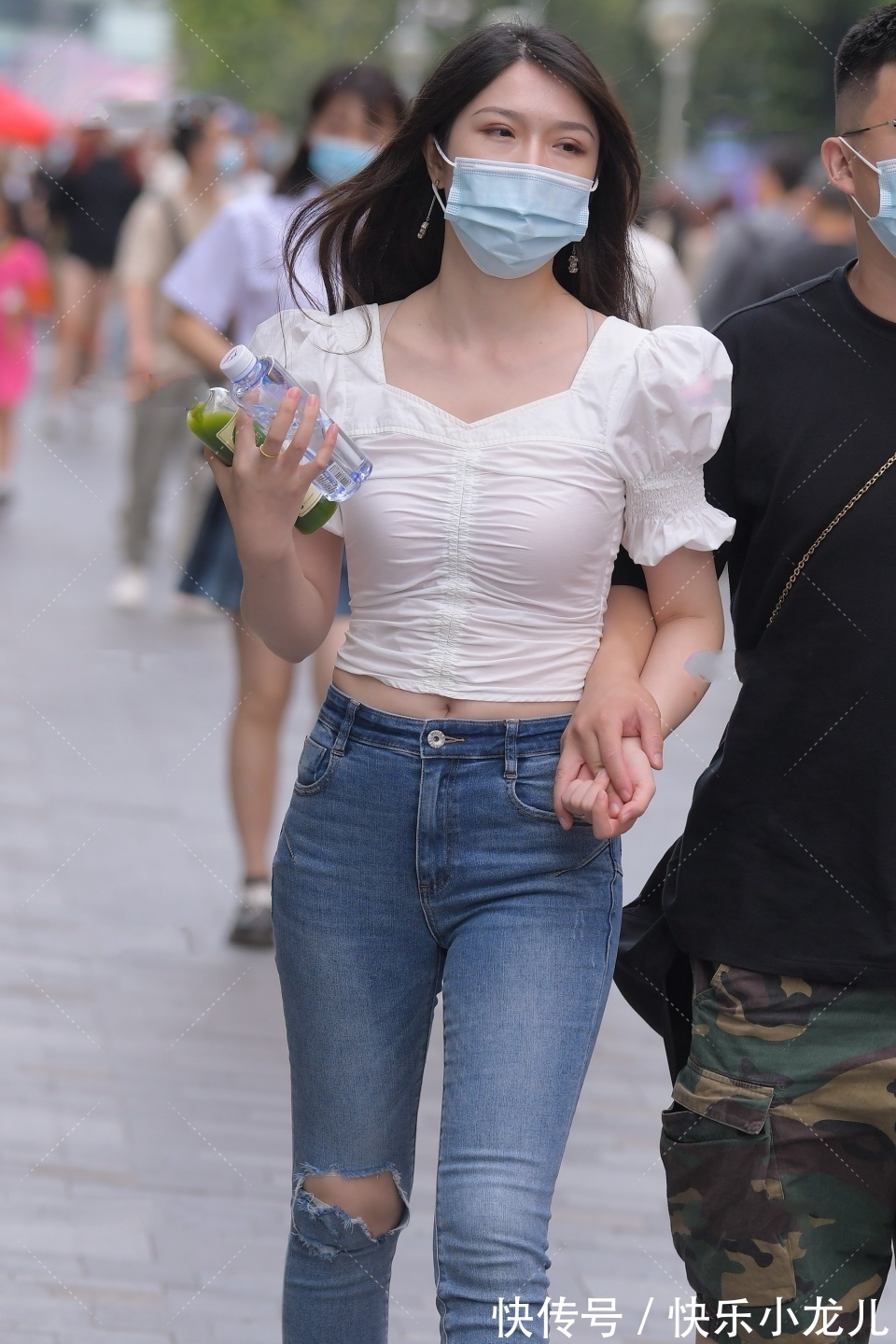 姑娘|非常优雅的北方姑娘，身穿白色泡泡裙，时尚的穿搭让男朋友很自信