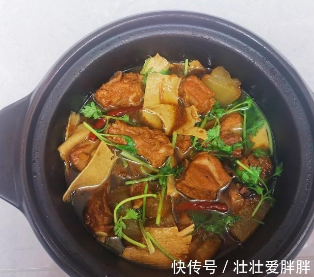 下饭|砂锅排骨炖冬瓜，排骨软烂，美味下饭！