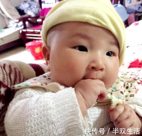 宝宝|宝宝爱“吃手”是智力发育的象征?父母别光高兴,超过年龄要注意
