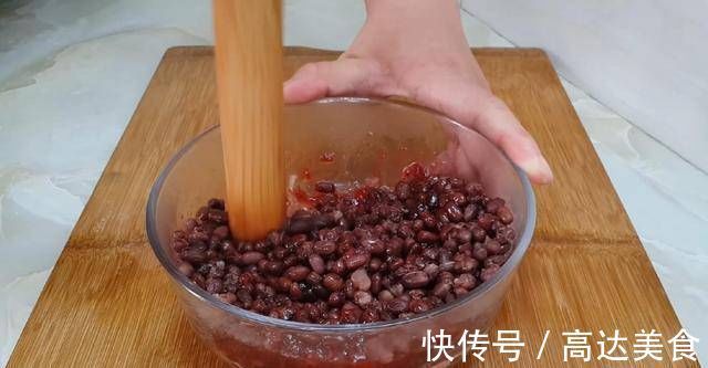 面包很好吃，有4个鸡蛋，又软又甜，不用烤箱你就能成功