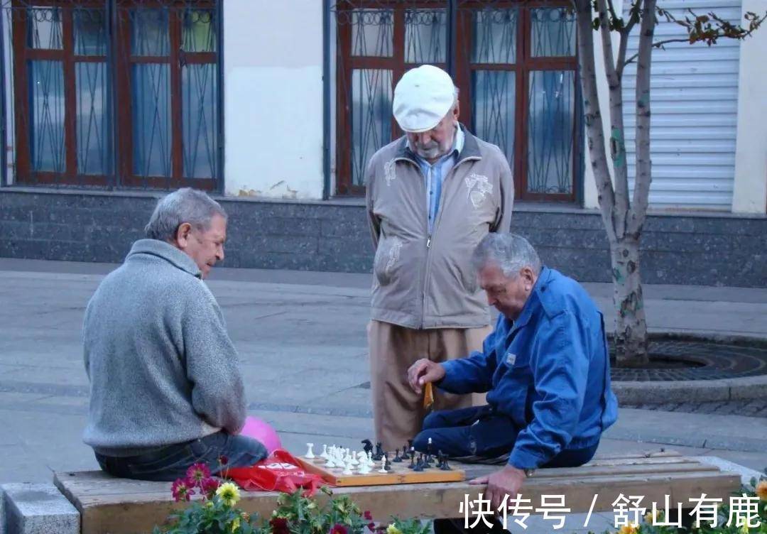 张老太!75岁老人悲叹,晚年长寿并非好事,宁愿早日离去,也不想全家受苦