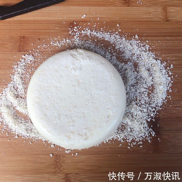 牛奶要过期了别扔，加点淀粉锅里一倒，香甜Q弹，太好吃了