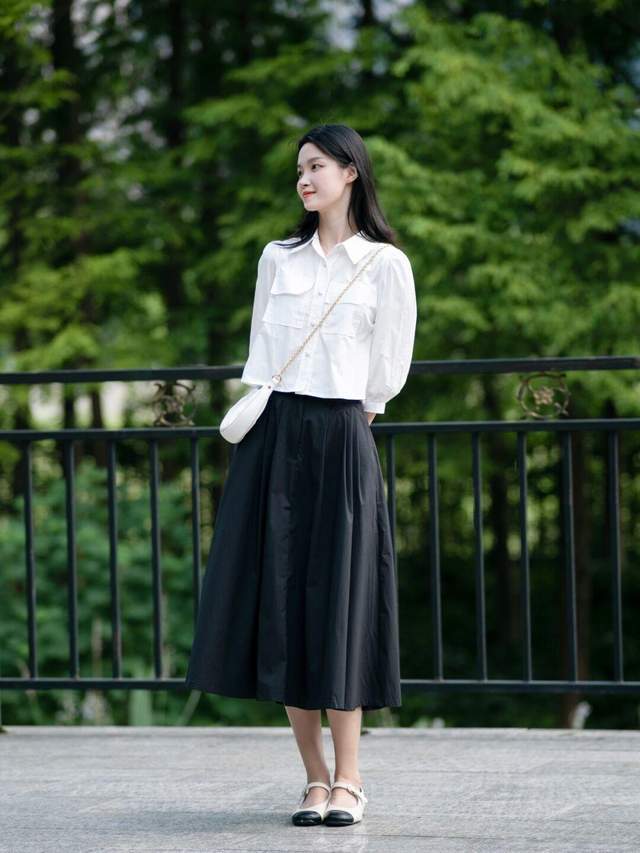 休闲|休闲慵懒风怎么搭?条纹衬衫+棉麻长裤简约洋气,气质又优雅