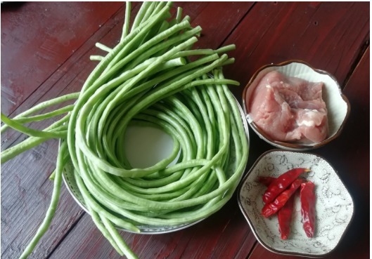 豆角加它这样做,简单又美味,和米饭搭配最好了,能吃两碗饭