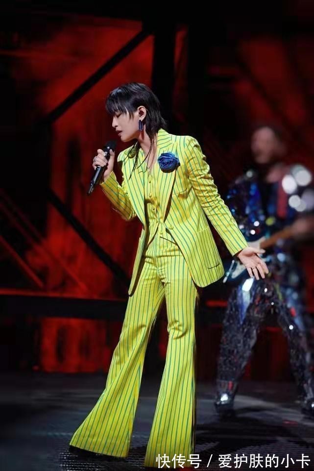 套装 有一种时髦叫周笔畅,条纹套装个性十足,照着穿显腿长还很帅