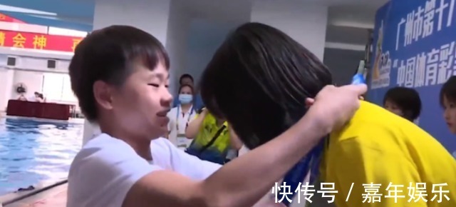 小姑娘|全红婵有领导范儿!握手整理奖牌从容淡定,被选手架上颁奖台合影