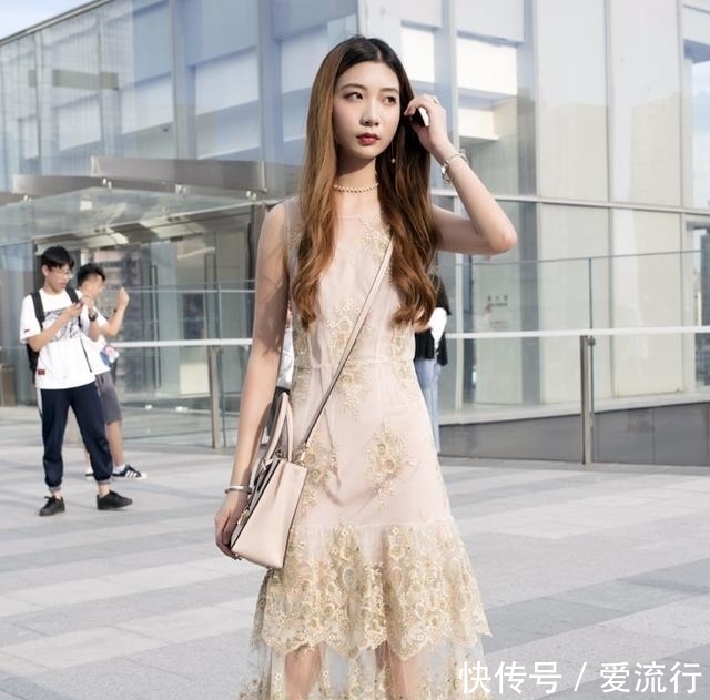 街拍:连衣裙简约大方又不失美感,营造高贵美丽的强大气场!