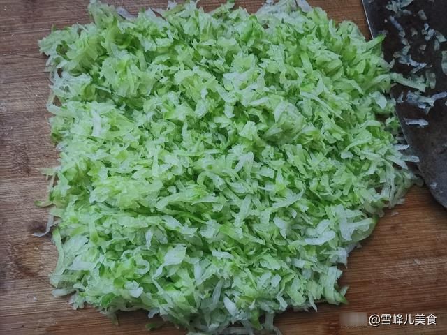 10月蒸包子，韭菜芹菜靠边站，这菜好吃又营养，比肉馅包子都香