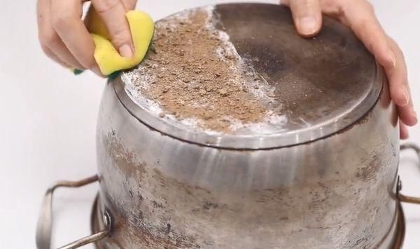 不锈钢锅底满是黑垢，钢丝球都擦不掉，教你一招，锅底光亮如新！