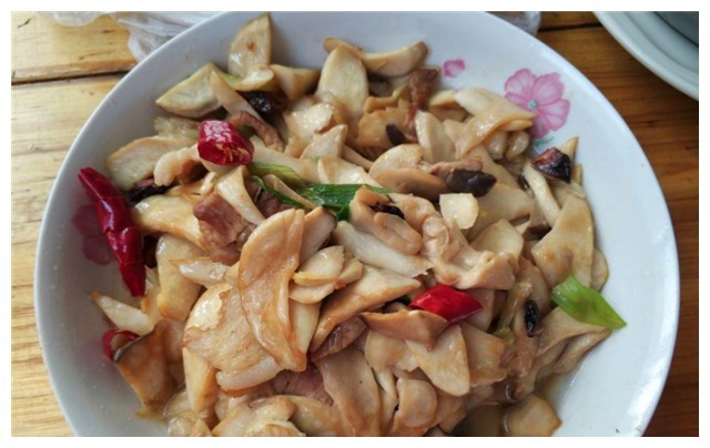 婆婆带姐妹来家做客，我专门下厨做了一桌菜，饭后都夸婆婆好福气