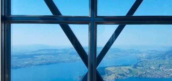 老年|瑞士有一个建在悬崖边上的观光电梯,高度超过150米,云雾环绕