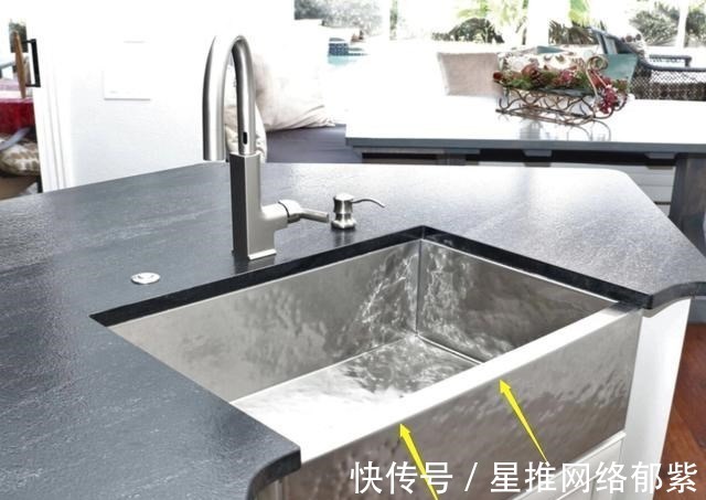 安装|学到一个厨房妙招，不规则水槽如同双槽，装岛台拐角台面充分利用