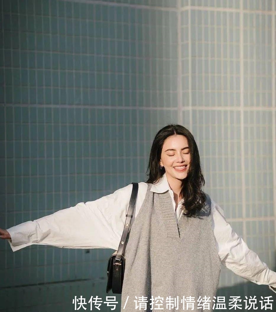 2021年第一套绝美气质穿搭:丝绒裙+毛衣!!!